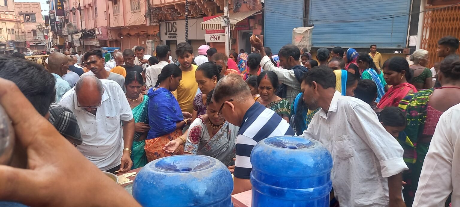 संकटमोचन हनुमान जी को भोग अर्पित करने के बाद जरूरतमंदों को परोसा गया प्रसाद - बरसाती सुबह में गर्म खिचड़ी और मीठी जलेबी बनी लोगों के लिए वरदान