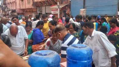 संकटमोचन हनुमान जी को भोग अर्पित करने के बाद जरूरतमंदों को परोसा गया प्रसाद - बरसाती सुबह में गर्म खिचड़ी और मीठी जलेबी बनी लोगों के लिए वरदान