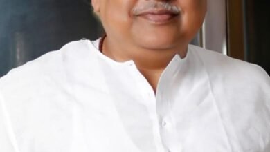 वाराणसी। सामाजिक संस्था ‘संकल्प’ के संस्थापक सदस्य और समाजसेवी दीपक जैन के निधन से वाराणसी में शोक की लहर फैल गई। पार्वतीपुरी कॉलोनी स्थित संस्था कार्यालय में श्रद्धांजलि सभा आयोजित हुई, जहां उनके सामाजिक योगदान, धर्मनिष्ठा और आदर्श जीवन को याद किया गया। श्रद्धांजलि सभा में संरक्षक अनिल कुमार जैन सहित अनेक गणमान्य उपस्थित रहे। सभी ने कहा कि दीपक जैन का जीवन समाजसेवा, धर्मपालन और मानवीय मूल्यों का प्रेरणास्रोत रहा।