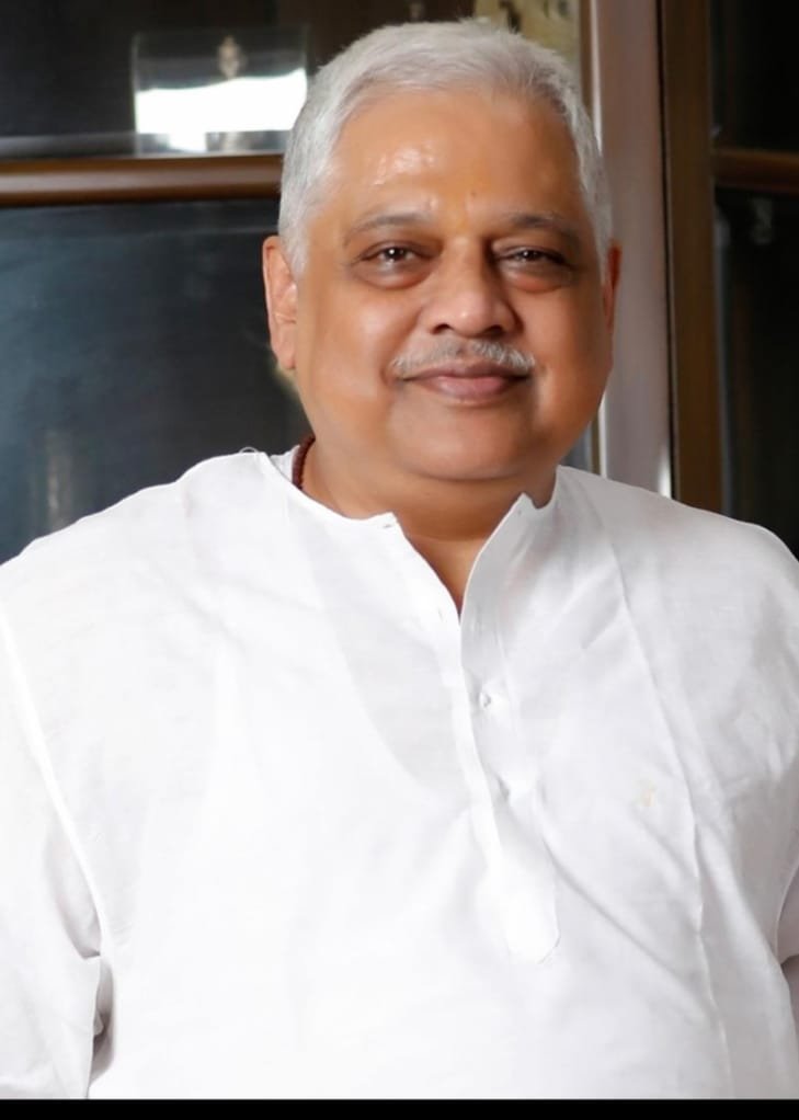 वाराणसी। सामाजिक संस्था ‘संकल्प’ के संस्थापक सदस्य और समाजसेवी दीपक जैन के निधन से वाराणसी में शोक की लहर फैल गई। पार्वतीपुरी कॉलोनी स्थित संस्था कार्यालय में श्रद्धांजलि सभा आयोजित हुई, जहां उनके सामाजिक योगदान, धर्मनिष्ठा और आदर्श जीवन को याद किया गया। श्रद्धांजलि सभा में संरक्षक अनिल कुमार जैन सहित अनेक गणमान्य उपस्थित रहे। सभी ने कहा कि दीपक जैन का जीवन समाजसेवा, धर्मपालन और मानवीय मूल्यों का प्रेरणास्रोत रहा।