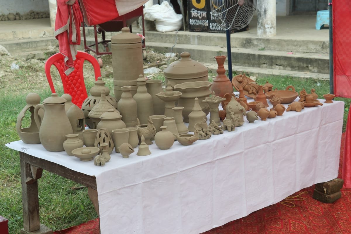 वाराणसी और पूर्वांचल के कुम्हारों के लिए डबल इंजन सरकार की “इलेक्ट्रिक चाक योजना” वरदान साबित हो रही है। खादी और ग्रामोद्योग आयोग द्वारा 4,753 कुम्हारों को इलेक्ट्रिक चाक देकर उनका उत्पादन 6-7 गुना और आमदनी 4-5 गुना बढ़ाई गई है। दीपावली के अवसर पर यह चाक न केवल समय की बचत कर रहा है, बल्कि डिजाइनर दीयों और मिट्टी के उत्पादों से बाजार में नई पहचान दिला रहा है। इस योजना से ग्रामीण अर्थव्यवस्था में भी मजबूती आई है।