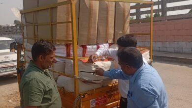 दीपावली पर्व पर मिलावटखोरी रोकने के लिए योगी सरकार ने बड़ा कदम उठाया है। वाराणसी में खाद्य सुरक्षा विभाग द्वारा 8 से 17 अक्टूबर तक चलाए गए अभियान में 3463 किलो खाद्य पदार्थ जब्त और 1509 किलो सामग्री नष्ट की गई, जिसकी कुल कीमत 9.49 लाख रुपये आंकी गई। अभियान के दौरान खोया, मिठाई, तेल, आटा, चाय आदि के नमूने जांच हेतु भेजे गए। सरकार ने साफ कहा है कि आमजन के स्वास्थ्य से कोई समझौता नहीं होगा और मिलावटखोरों पर कठोर कार्रवाई जारी रहेगी।