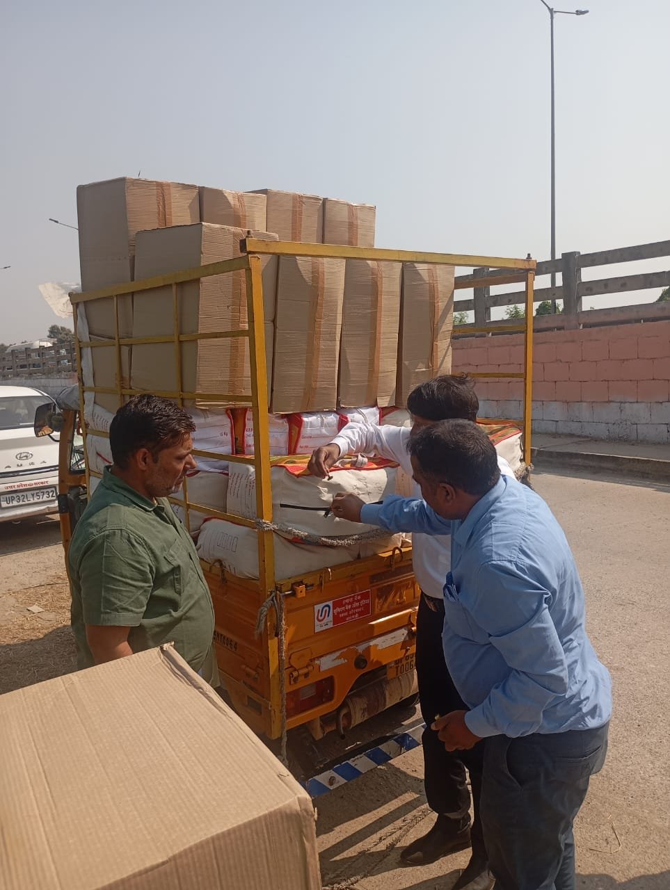 दीपावली पर्व पर मिलावटखोरी रोकने के लिए योगी सरकार ने बड़ा कदम उठाया है। वाराणसी में खाद्य सुरक्षा विभाग द्वारा 8 से 17 अक्टूबर तक चलाए गए अभियान में 3463 किलो खाद्य पदार्थ जब्त और 1509 किलो सामग्री नष्ट की गई, जिसकी कुल कीमत 9.49 लाख रुपये आंकी गई। अभियान के दौरान खोया, मिठाई, तेल, आटा, चाय आदि के नमूने जांच हेतु भेजे गए। सरकार ने साफ कहा है कि आमजन के स्वास्थ्य से कोई समझौता नहीं होगा और मिलावटखोरों पर कठोर कार्रवाई जारी रहेगी।