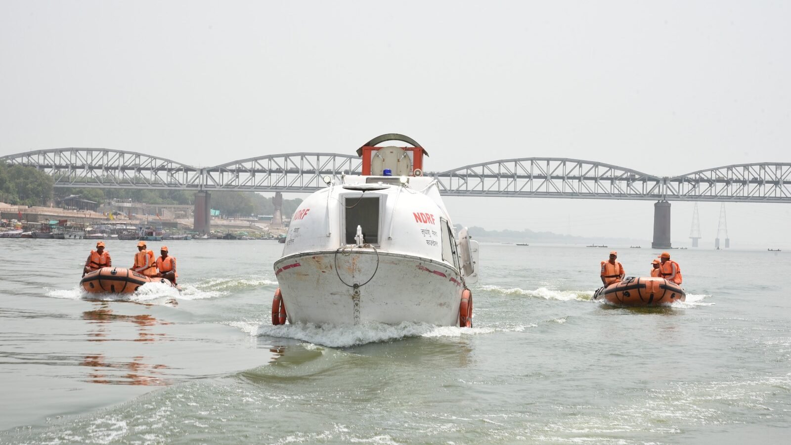 वाराणसी में छठ पर्व के दौरान श्रद्धालुओं की सुरक्षा सुनिश्चित करने के लिए योगी सरकार ने विशेष इंतज़ाम किए हैं। गंगा तटों, सरोवरों और कुंडों पर 11 एनडीआरएफ बटालियन की टीमें तैनात की गई हैं। उप महानिरीक्षक मनोज कुमार शर्मा ने बताया कि वाराणसी, बीएलडब्ल्यू और चंदौली में करीब 7 टीमें सक्रिय रहेंगी। प्रत्येक टीम में 30 प्रशिक्षित जवान हैं, जो लाइफ जैकेट, वॉटर एम्बुलेंस और गोताखोरों से लैस हैं। जिला प्रशासन के सहयोग से सुरक्षा और बचाव की पूरी व्यवस्था की गई है ताकि आस्था के इस महापर्व में कोई बाधा न आए।