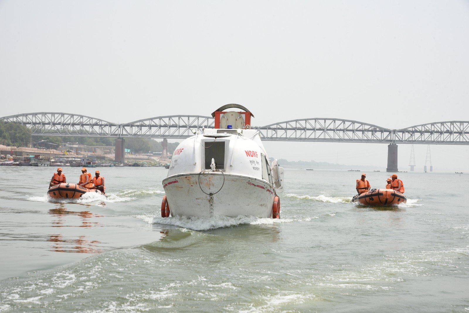 वाराणसी में छठ पर्व के दौरान श्रद्धालुओं की सुरक्षा सुनिश्चित करने के लिए योगी सरकार ने विशेष इंतज़ाम किए हैं। गंगा तटों, सरोवरों और कुंडों पर 11 एनडीआरएफ बटालियन की टीमें तैनात की गई हैं। उप महानिरीक्षक मनोज कुमार शर्मा ने बताया कि वाराणसी, बीएलडब्ल्यू और चंदौली में करीब 7 टीमें सक्रिय रहेंगी। प्रत्येक टीम में 30 प्रशिक्षित जवान हैं, जो लाइफ जैकेट, वॉटर एम्बुलेंस और गोताखोरों से लैस हैं। जिला प्रशासन के सहयोग से सुरक्षा और बचाव की पूरी व्यवस्था की गई है ताकि आस्था के इस महापर्व में कोई बाधा न आए।