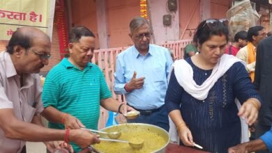 वाराणसी की सामाजिक संस्था संकल्प द्वारा संचालित संकल्प अन्न क्षेत्र हर शनिवार जरूरतमंदों के बीच प्रसाद (खिचड़ी) वितरण कर मानवता की मिसाल पेश कर रहा है। चौक स्थित श्री संकटमोचन हनुमान मंदिर परिसर में आयोजित इस कार्यक्रम की शुरुआत भोग अर्पण से होती है। संस्था के संरक्षक अनिल कुमार जैन ने कहा कि “भूखे को भोजन कराना सबसे बड़ा धर्म है।” इस सेवा अभियान में शहर के अनेक समाजसेवी और श्रद्धालु सक्रिय सहयोग दे रहे हैं। संकल्प अन्न क्षेत्र आज सेवा, संस्कार और समर्पण का प्रतीक बन चुका है।