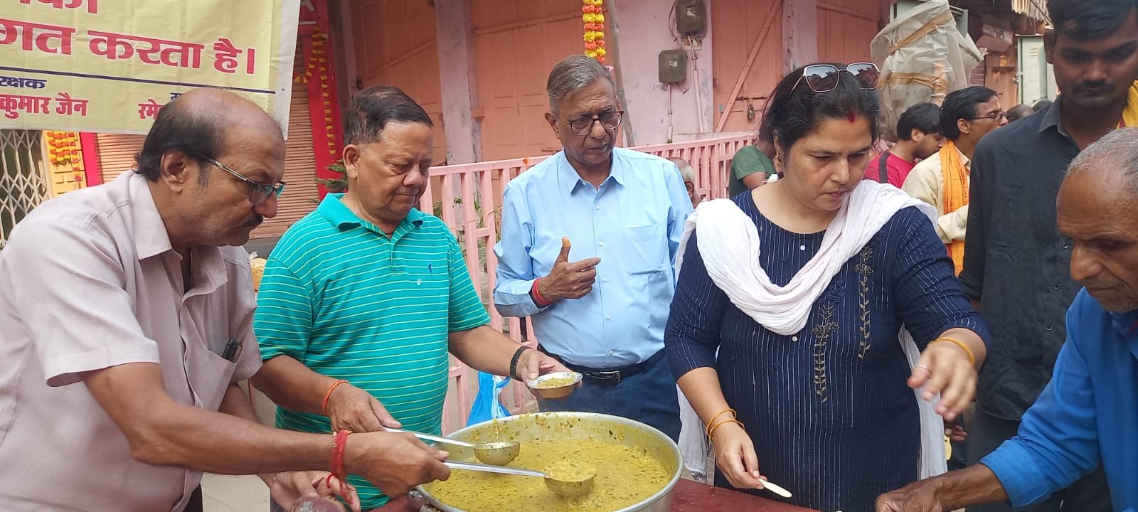 वाराणसी की सामाजिक संस्था संकल्प द्वारा संचालित संकल्प अन्न क्षेत्र हर शनिवार जरूरतमंदों के बीच प्रसाद (खिचड़ी) वितरण कर मानवता की मिसाल पेश कर रहा है। चौक स्थित श्री संकटमोचन हनुमान मंदिर परिसर में आयोजित इस कार्यक्रम की शुरुआत भोग अर्पण से होती है। संस्था के संरक्षक अनिल कुमार जैन ने कहा कि “भूखे को भोजन कराना सबसे बड़ा धर्म है।” इस सेवा अभियान में शहर के अनेक समाजसेवी और श्रद्धालु सक्रिय सहयोग दे रहे हैं। संकल्प अन्न क्षेत्र आज सेवा, संस्कार और समर्पण का प्रतीक बन चुका है।