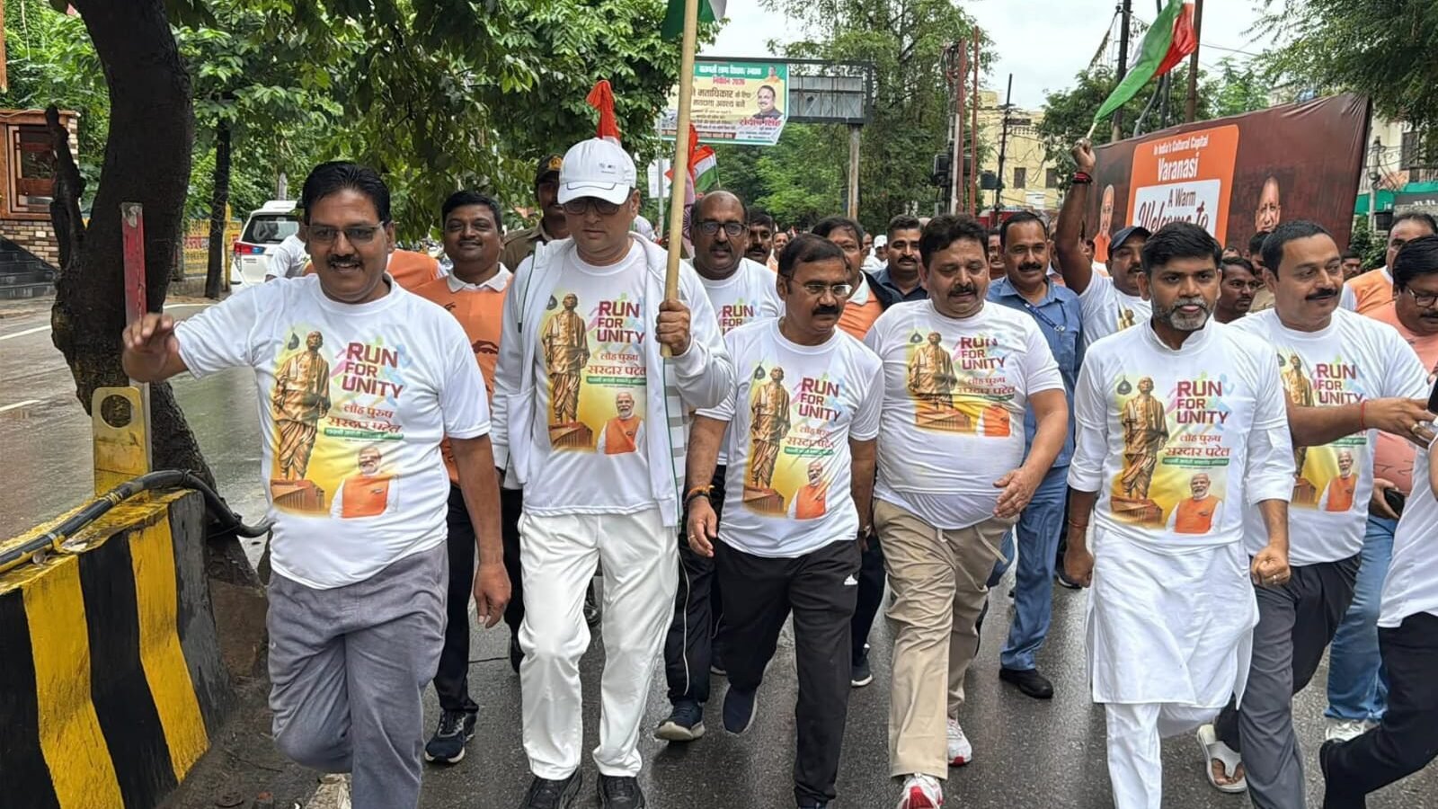 वाराणसी में सरदार वल्लभभाई पटेल की 150वीं जयंती पर “रन फॉर यूनिटी” का आयोजन भारी बारिश के बीच जोश और राष्ट्रभक्ति के माहौल में हुआ। राज्यमंत्री रविंद्र जायसवाल, भाजपा क्षेत्रीय अध्यक्ष दिलीप पटेल, महापौर अशोक तिवारी समेत हजारों काशीवासियों ने इसमें भाग लेकर लौह पुरुष को सच्ची श्रद्धांजलि दी। इस अवसर पर “सरदार पटेल द्वार” का लोकार्पण भी किया गया।