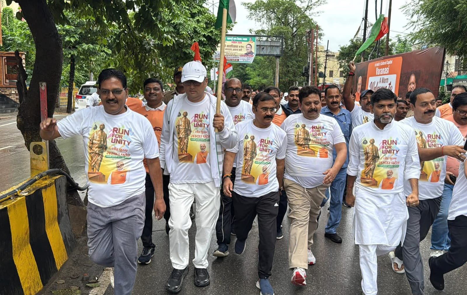 वाराणसी में सरदार वल्लभभाई पटेल की 150वीं जयंती पर “रन फॉर यूनिटी” का आयोजन भारी बारिश के बीच जोश और राष्ट्रभक्ति के माहौल में हुआ। राज्यमंत्री रविंद्र जायसवाल, भाजपा क्षेत्रीय अध्यक्ष दिलीप पटेल, महापौर अशोक तिवारी समेत हजारों काशीवासियों ने इसमें भाग लेकर लौह पुरुष को सच्ची श्रद्धांजलि दी। इस अवसर पर “सरदार पटेल द्वार” का लोकार्पण भी किया गया।