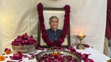 वाराणसी के सुप्रसिद्ध चिकित्सक डॉ. अश्विनी कुमार जैन सिर्फ डॉक्टर नहीं, एक संवेदनशील आत्मा थे। उनके शब्द ही मरीजों के लिए दवा बन जाते थे। “संकल्प” संस्था के संस्थापक सदस्य के रूप में उन्होंने “क्षय मुक्त काशी, निरोग काशी” अभियान चलाया। कोविड महामारी में निःस्वार्थ सेवा करते हुए उन्होंने असंख्य जीवन बचाए और अंततः उसी सेवा में अपना जीवन न्योछावर कर दिया। आज उनके पुत्र डॉ. हर्षित जैन और पुत्रवधू डॉ. आंचल जैन उसी सेवा भावना को आगे बढ़ा रहे हैं। डॉ. जैन की करुणा आज भी वाराणसी की आत्मा में बसती है।