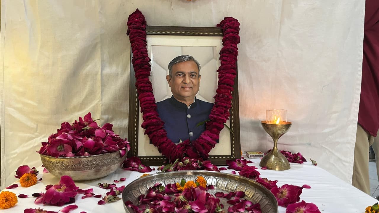 वाराणसी के सुप्रसिद्ध चिकित्सक डॉ. अश्विनी कुमार जैन सिर्फ डॉक्टर नहीं, एक संवेदनशील आत्मा थे। उनके शब्द ही मरीजों के लिए दवा बन जाते थे। “संकल्प” संस्था के संस्थापक सदस्य के रूप में उन्होंने “क्षय मुक्त काशी, निरोग काशी” अभियान चलाया। कोविड महामारी में निःस्वार्थ सेवा करते हुए उन्होंने असंख्य जीवन बचाए और अंततः उसी सेवा में अपना जीवन न्योछावर कर दिया। आज उनके पुत्र डॉ. हर्षित जैन और पुत्रवधू डॉ. आंचल जैन उसी सेवा भावना को आगे बढ़ा रहे हैं। डॉ. जैन की करुणा आज भी वाराणसी की आत्मा में बसती है।