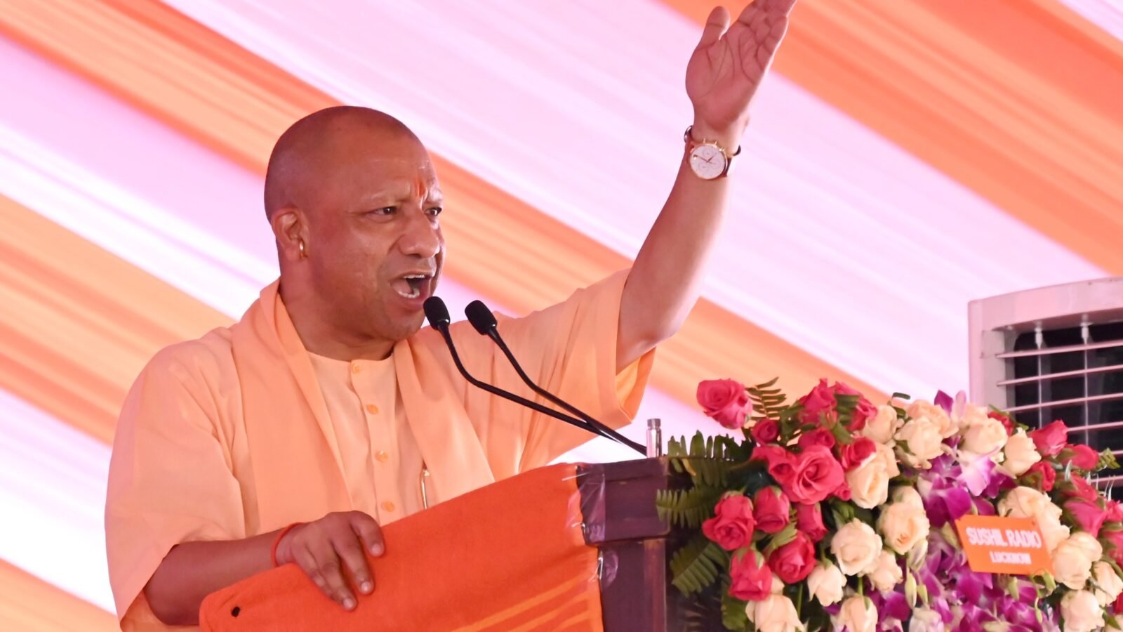 जालौन: मुख्यमंत्री योगी आदित्यनाथ ने जालौन की धरती से समाजवादी पार्टी पर तीखा हमला बोला। सपा मुखिया अखिलेश यादव को निशाने पर लेते हुए कहा कि जिन्हें संत परंपरा में सांप्रदायिकता दिखती है, वे दंगाइयों को शांति का दूत मानते हैं। मुख्यमंत्री ने कहा कि डबल इंजन सरकार ने ऐसे कथित शांति दूतों की जगह तय कर दी है। उन्होंने कहा - “यह सरकार दंगाइयों के सामने नाक नहीं रगड़ती, बल्कि दंगाइयों को नाक रगड़वाती है।” सीएम योगी ने 1900 करोड़ से अधिक की 305 विकास परियोजनाओं की सौगात जालौन को दी और लाभार्थियों को सम्मानित किया। सीएम ने कहा - “बंटेंगे तो कटेंगे, एक रहेंगे तो सेफ रहेंगे।” जातिवाद और अराजकता फैलाने वालों से सावधान रहने की अपील की। उन्होंने कहा कि डबल इंजन सरकार बेटियों की सुरक्षा, किसानों की खुशहाली, व्यापारियों के संरक्षण और नौजवानों के रोजगार के लिए संकल्पित है।