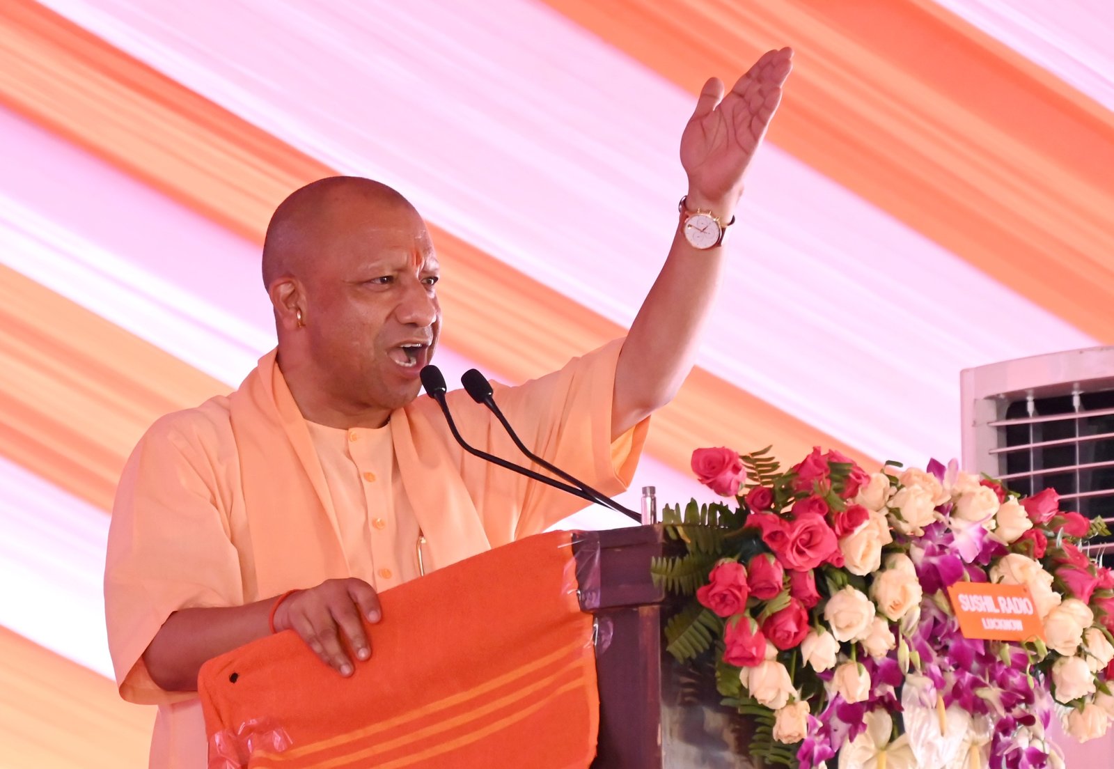 जालौन: मुख्यमंत्री योगी आदित्यनाथ ने जालौन की धरती से समाजवादी पार्टी पर तीखा हमला बोला। सपा मुखिया अखिलेश यादव को निशाने पर लेते हुए कहा कि जिन्हें संत परंपरा में सांप्रदायिकता दिखती है, वे दंगाइयों को शांति का दूत मानते हैं। मुख्यमंत्री ने कहा कि डबल इंजन सरकार ने ऐसे कथित शांति दूतों की जगह तय कर दी है। उन्होंने कहा - “यह सरकार दंगाइयों के सामने नाक नहीं रगड़ती, बल्कि दंगाइयों को नाक रगड़वाती है।” सीएम योगी ने 1900 करोड़ से अधिक की 305 विकास परियोजनाओं की सौगात जालौन को दी और लाभार्थियों को सम्मानित किया। सीएम ने कहा - “बंटेंगे तो कटेंगे, एक रहेंगे तो सेफ रहेंगे।” जातिवाद और अराजकता फैलाने वालों से सावधान रहने की अपील की। उन्होंने कहा कि डबल इंजन सरकार बेटियों की सुरक्षा, किसानों की खुशहाली, व्यापारियों के संरक्षण और नौजवानों के रोजगार के लिए संकल्पित है।