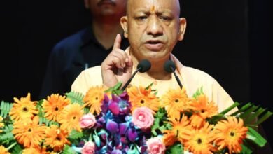 मुख्यमंत्री योगी आदित्यनाथ की सरकार ने ओबीसी छात्रों के सशक्तीकरण की दिशा में नया इतिहास रचा है। शुक्रवार को 10,28,205 से अधिक छात्रों को 300 करोड़ रुपये की छात्रवृत्ति डीबीटी के माध्यम से दी गई, जिसमें 4,83,000 से अधिक ओबीसी छात्रों को 126.69 करोड़ रुपये मिले। सरकार ने 2047 तक 7 करोड़ से अधिक ओबीसी छात्रों को 80,000 करोड़ रुपये की छात्रवृत्ति और शुल्क प्रतिपूर्ति देने का संकल्प लिया है। पारदर्शिता, तकनीकी दक्षता और सामाजिक समानता पर आधारित यह प्रयास ‘विकसित यूपी’ की दिशा में एक बड़ा कदम है।