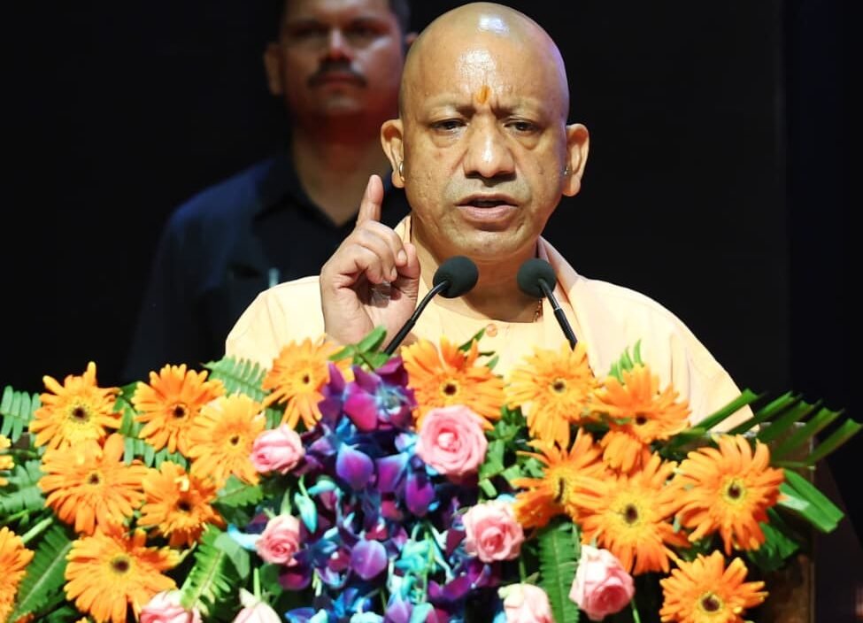 मुख्यमंत्री योगी आदित्यनाथ की सरकार ने ओबीसी छात्रों के सशक्तीकरण की दिशा में नया इतिहास रचा है। शुक्रवार को 10,28,205 से अधिक छात्रों को 300 करोड़ रुपये की छात्रवृत्ति डीबीटी के माध्यम से दी गई, जिसमें 4,83,000 से अधिक ओबीसी छात्रों को 126.69 करोड़ रुपये मिले। सरकार ने 2047 तक 7 करोड़ से अधिक ओबीसी छात्रों को 80,000 करोड़ रुपये की छात्रवृत्ति और शुल्क प्रतिपूर्ति देने का संकल्प लिया है। पारदर्शिता, तकनीकी दक्षता और सामाजिक समानता पर आधारित यह प्रयास ‘विकसित यूपी’ की दिशा में एक बड़ा कदम है।