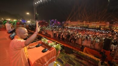 अयोध्या की धरती रविवार शाम भक्ति और आलोक से सराबोर हो उठी। मुख्यमंत्री योगी आदित्यनाथ ने मां सरयू की आरती कर दीपोत्सव-2025 की शुरुआत की। राम कथा पार्क से जनता को संबोधित करते हुए उन्होंने कहा कि आज अयोध्या दीपों के सागर में नहा रही है — यही नया भारत है, जो आस्था, अस्मिता और विकास से आलोकित है। उन्होंने कहा कि जो कभी आस्था का अपमान करते थे, उन्हें अब 26 लाख दीपों की यह ज्योति चुभ रही है। योगी ने कहा कि डबल इंजन सरकार बिना रुके, बिना झुके विकास और आस्था की रोशनी फैलाती रहेगी।