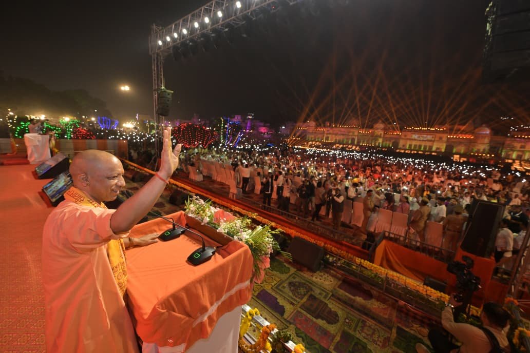 अयोध्या की धरती रविवार शाम भक्ति और आलोक से सराबोर हो उठी। मुख्यमंत्री योगी आदित्यनाथ ने मां सरयू की आरती कर दीपोत्सव-2025 की शुरुआत की। राम कथा पार्क से जनता को संबोधित करते हुए उन्होंने कहा कि आज अयोध्या दीपों के सागर में नहा रही है — यही नया भारत है, जो आस्था, अस्मिता और विकास से आलोकित है। उन्होंने कहा कि जो कभी आस्था का अपमान करते थे, उन्हें अब 26 लाख दीपों की यह ज्योति चुभ रही है। योगी ने कहा कि डबल इंजन सरकार बिना रुके, बिना झुके विकास और आस्था की रोशनी फैलाती रहेगी।