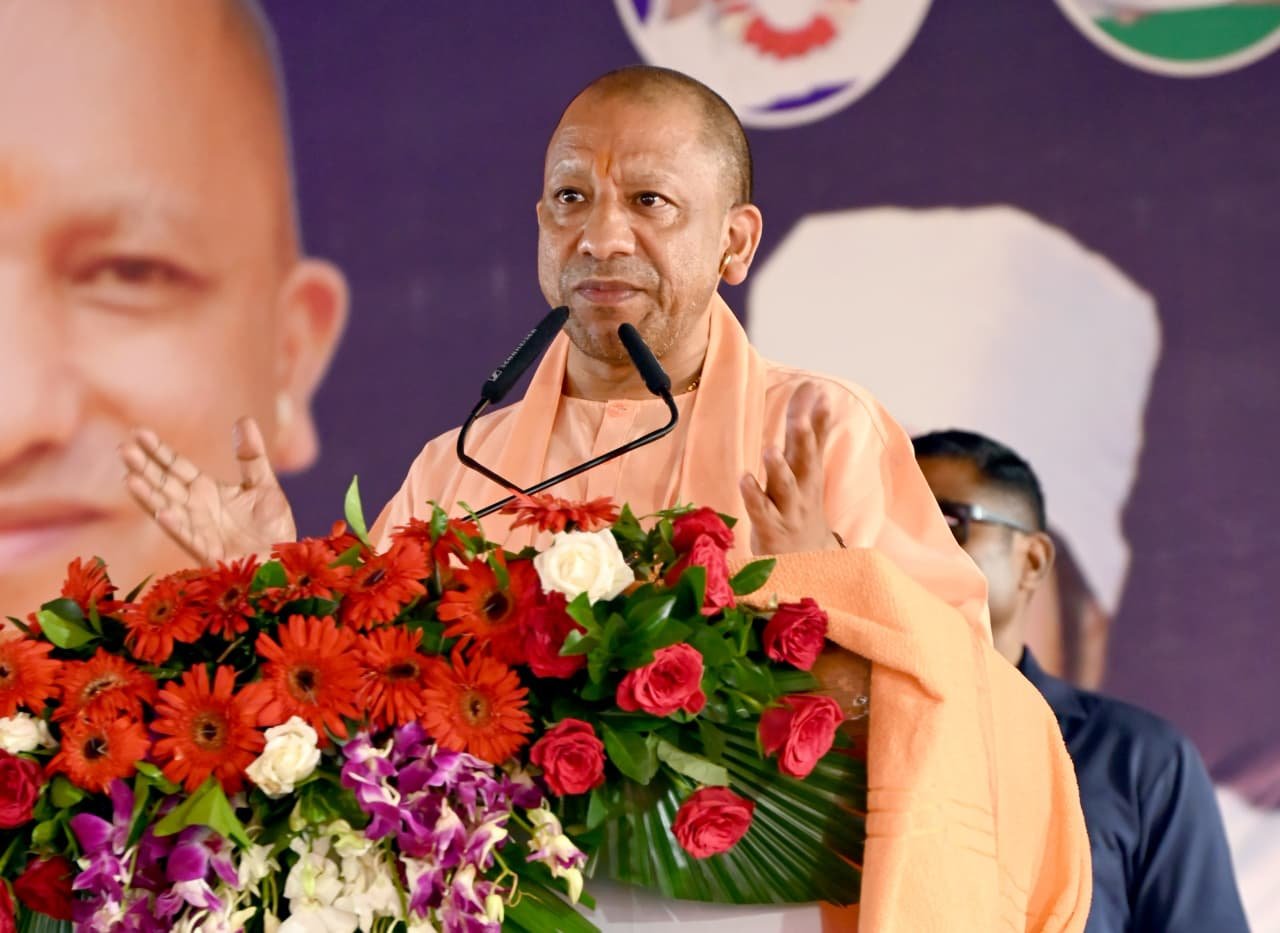 मुख्यमंत्री योगी आदित्यनाथ ने लखीमपुर खीरी स्थित कबीरधाम आश्रम में दिया राष्ट्रभक्ति और विरासत के सम्मान का संदेश .बोले योगी - सेक्युलरिज्म के नाम पर पहचान मिटाने का दौर अब खत्म हुआ . डबल इंजन की सरकार में हो रहा प्रमुख धर्मस्थलों का पुनरुद्धार, पहले यही पैसा कब्रिस्तान की बाउंड्री में जाता था : मुख्यमंत्री .सीएम ने नशा को बताया नाश का कारण, कहा यह विदेशी साजिश, नई पीढ़ि को इससे बचाना होगा .