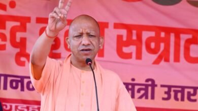 भारी बारिश के बीच सीएम योगी की रैली में उमड़ा जनसैलाब, 'जय श्री राम' और 'हर हर महादेव' के नारों से गूंजायमान हो उठा वातावरण . बोले सीएम योगी, यह कीचड़ में कमल खिलाने का संकेत है .जो राम का नहीं वो हमारे किसी काम का नहीं, जो राष्ट्र का विरोधी उसे राष्ट्र से बाहर का रास्ता दिखाना है .गरजे सीएम योगी, कहा- चंद्रगुप्त और चाणक्य के समय जैसा वैभव वापस लाएंगे, बिहार को फिर से स्वर्णयुग की ओर ले जाएंगे .राजनीति इस्लाम पर सीएम योगी का हमला, बोले- सिवान में खानदानी माफियाराज की वापसी किसी भी कीमत पर बर्दाश्त नहीं.