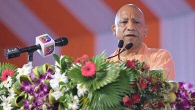 गोरखपुर, 8 दिसंबर। मुख्यमंत्री योगी आदित्यनाथ मंगलवार 9 दिसंबर को गोरखपुर के सैनिक स्कूल में देश के पहले सीडीएस स्वर्गीय जनरल बिपिन रावत की स्मृति में निर्मित ऑडिटोरियम का उद्घाटन और उनकी प्रतिमा का अनावरण करेंगे। जीबीआर फाउंडेशन ऑफ इंडिया द्वारा आयोजित कार्यक्रम में सीएम जनरल रावत को श्रद्धांजलि अर्पित कर जीवन आधारित प्रदर्शनी का अवलोकन भी करेंगे। दोपहर बाद वे पिपरौली ब्लॉक के नरकटहा में पावरग्रिड सीएसआर फंड से 16 करोड़ की लागत से बने राजकीय आईटीआई का लोकार्पण करेंगे। बुधवार 10 दिसंबर को महायोगी गोरखनाथ विश्वविद्यालय में एमपी शिक्षा परिषद के 93वें संस्थापक सप्ताह के मुख्य महोत्सव का आयोजन होगा।