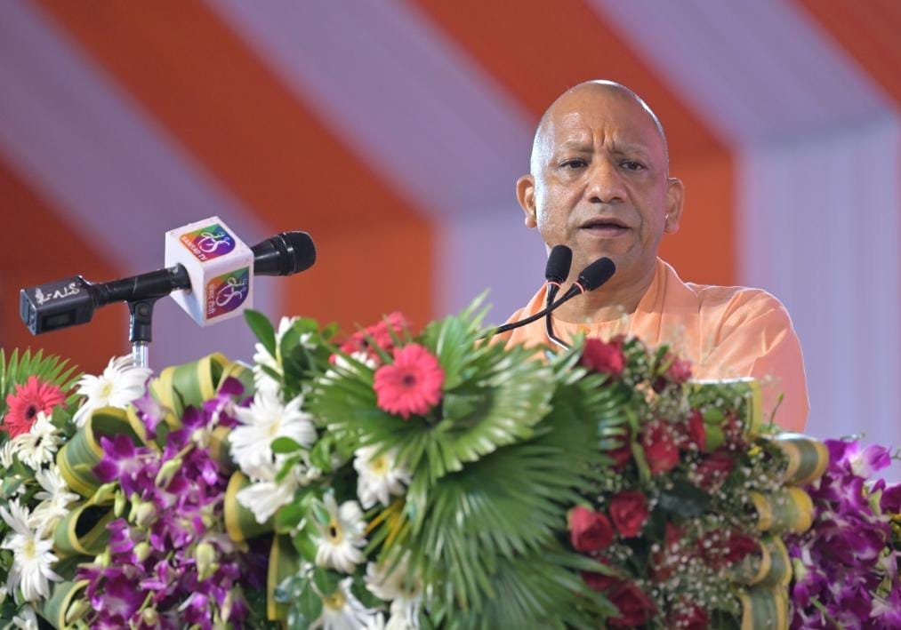 गोरखपुर, 8 दिसंबर। मुख्यमंत्री योगी आदित्यनाथ मंगलवार 9 दिसंबर को गोरखपुर के सैनिक स्कूल में देश के पहले सीडीएस स्वर्गीय जनरल बिपिन रावत की स्मृति में निर्मित ऑडिटोरियम का उद्घाटन और उनकी प्रतिमा का अनावरण करेंगे। जीबीआर फाउंडेशन ऑफ इंडिया द्वारा आयोजित कार्यक्रम में सीएम जनरल रावत को श्रद्धांजलि अर्पित कर जीवन आधारित प्रदर्शनी का अवलोकन भी करेंगे। दोपहर बाद वे पिपरौली ब्लॉक के नरकटहा में पावरग्रिड सीएसआर फंड से 16 करोड़ की लागत से बने राजकीय आईटीआई का लोकार्पण करेंगे। बुधवार 10 दिसंबर को महायोगी गोरखनाथ विश्वविद्यालय में एमपी शिक्षा परिषद के 93वें संस्थापक सप्ताह के मुख्य महोत्सव का आयोजन होगा।