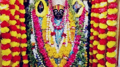 वाराणसी के गंगा-वरुणा संगम तट पर स्थित आदि केशव मंदिर भगवान विष्णु का प्राचीन हरिहरात्मक तीर्थ है। यह वही स्थल है जहाँ विष्णु ने प्रथम स्नान किया और संगमेश्वर महालिंग की स्थापना कर हरि-हर एकता का संदेश दिया। राजा देवोदास की कथा, स्कंदपुराण में वर्णित महिमा, पिंडदान की परंपरा और महंत विद्या शंकर त्रिपाठी की धार्मिक सेवाएँ इस मंदिर को काशी की आत्मा बनाती हैं। यहाँ दर्शन मात्र से पितृमोक्ष और मोक्षदायिनी गंगा का आशीर्वाद प्राप्त होता है।(Adi Keshav Mandir Varanasi : The Divine Harihara Pilgrimage at the Confluence of Ganga and Varuna)