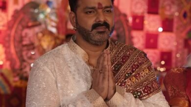 आरा की मिट्टी से निकले पवन सिंह ने अपने संघर्ष, मेहनत और सादगी से भोजपुरी सिनेमा को नई पहचान दी। यह जीवनी बताती है कि कैसे एक साधारण लड़का अपनी आवाज़ के दम पर “भोजपुरी सिनेमा का सम्राट” बन गया।