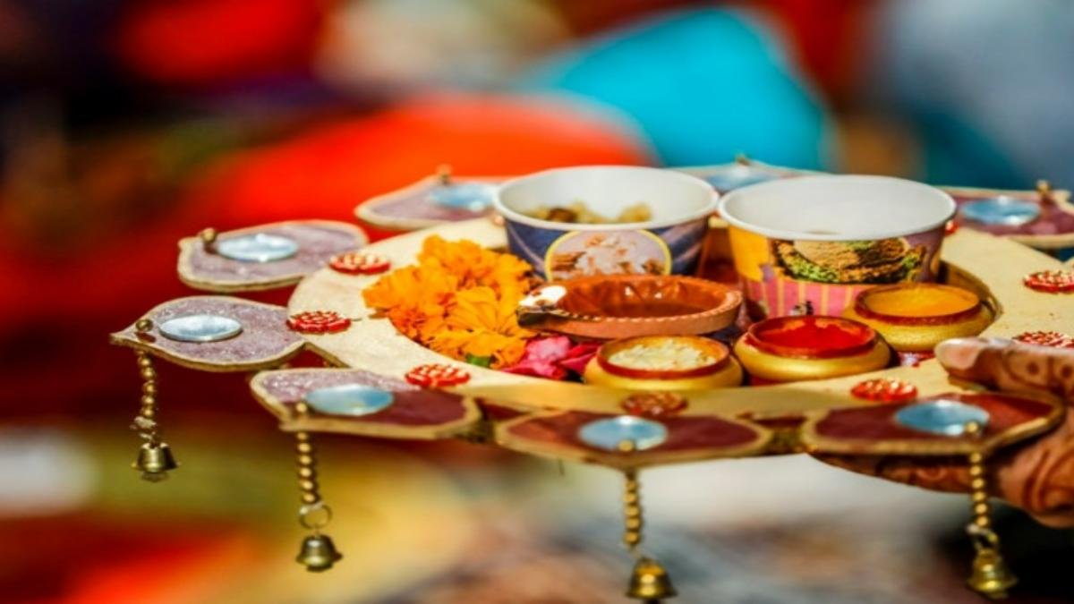 18 अक्टूबर 2025 को आने वाला शनि प्रदोष व्रत भगवान शिव और शनिदेव को प्रसन्न करने का श्रेष्ठ अवसर है। यह व्रत शनिदोष, साढ़ेसाती और जीवन के संकटों से मुक्ति के लिए किया जाता है। प्रदोष काल में शिवलिंग का अभिषेक, तिल-दान और कथा-श्रवण विशेष फलदायी माना गया है। जानिए व्रत की विधि, पूजन सामग्री, नियम और सम्पूर्ण कथा इस रिपोर्ट में।