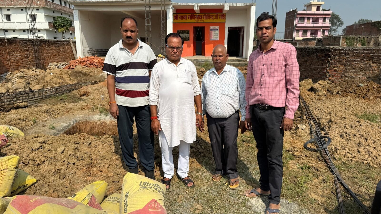 दुद्धी नगर के वार्ड नंबर एक में माँ काली मंदिर के सामने शंतशिरोमणि बाबा गणिनाथ जी महाराज के मंदिर एवं धर्मशाला निर्माण कार्य का शुभारंभ भूमि पूजन के साथ हुआ। वैदिक मंत्रोच्चार के बीच संपन्न इस अनुष्ठान में भक्तों और समाजसेवियों की उपस्थिति ने इसे ऐतिहासिक बना दिया। नगर पंचायत अध्यक्ष कमलेश मोहन सहित अनेक पदाधिकारियों और नागरिकों के सहयोग से यह निर्माण समाज की एकता, श्रद्धा और समर्पण की मिसाल बनता जा रहा है। यह धर्मशाला भविष्य में धार्मिक, सांस्कृतिक और सामाजिक आयोजनों का प्रमुख केंद्र बनेगी।