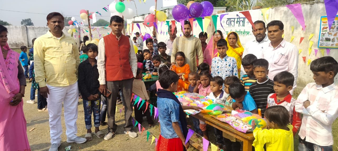 प्राथमिक विद्यालय गोड़ईता श्रीराम, सेवरही में बाल दिवस पर बाल मेले का आयोजन हुआ। बच्चों ने दुकानें लगाईं, खेल-गतिविधियों में भाग लिया और सीखते हुए आनंद लिया। मुख्य अतिथि ए.आर.पी. जितेंद्र कुमार ने अभिभावकों व शिक्षकों को बच्चों के समग्र विकास हेतु सहयोग बढ़ाने पर बल दिया।