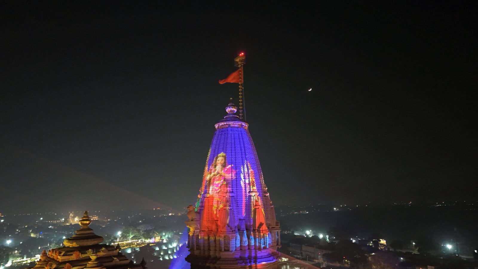 अयोध्या। नवनिर्मित भव्य राम मंदिर में रामलला के दर्शन को श्रद्धालुओं की भारी भीड़ उमड़ पड़ी है। धर्म ध्वजारोहण के तीसरे दिन गुरुवार को सुबह से ही मंदिर परिसर में लंबी कतारें लग गईं। अनुमान है कि दिनभर में करीब डेढ़ लाख भक्तों ने बाल स्वरूप रामलला और मंदिर के शिखर के दर्शन किए। देश-विदेश से आए श्रद्धालुओं के “जय श्री राम” के उद्घोष से रामनगरी गूंज उठी। ठंड के बावजूद भक्ति-उत्साह चरम पर दिखा। मंदिर की भव्य सजावट और प्रकाश व्यवस्था श्रद्धालुओं के आकर्षण का केंद्र बनी रही। सुरक्षा व्यवस्था चाक-चौबंद है और दिव्यांग व बुजुर्गों के लिए विशेष कतार व व्हीलचेयर सुविधा की व्यवस्था की गई है।