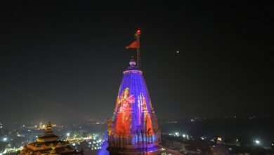 अयोध्या। नवनिर्मित भव्य राम मंदिर में रामलला के दर्शन को श्रद्धालुओं की भारी भीड़ उमड़ पड़ी है। धर्म ध्वजारोहण के तीसरे दिन गुरुवार को सुबह से ही मंदिर परिसर में लंबी कतारें लग गईं। अनुमान है कि दिनभर में करीब डेढ़ लाख भक्तों ने बाल स्वरूप रामलला और मंदिर के शिखर के दर्शन किए। देश-विदेश से आए श्रद्धालुओं के “जय श्री राम” के उद्घोष से रामनगरी गूंज उठी। ठंड के बावजूद भक्ति-उत्साह चरम पर दिखा। मंदिर की भव्य सजावट और प्रकाश व्यवस्था श्रद्धालुओं के आकर्षण का केंद्र बनी रही। सुरक्षा व्यवस्था चाक-चौबंद है और दिव्यांग व बुजुर्गों के लिए विशेष कतार व व्हीलचेयर सुविधा की व्यवस्था की गई है।
