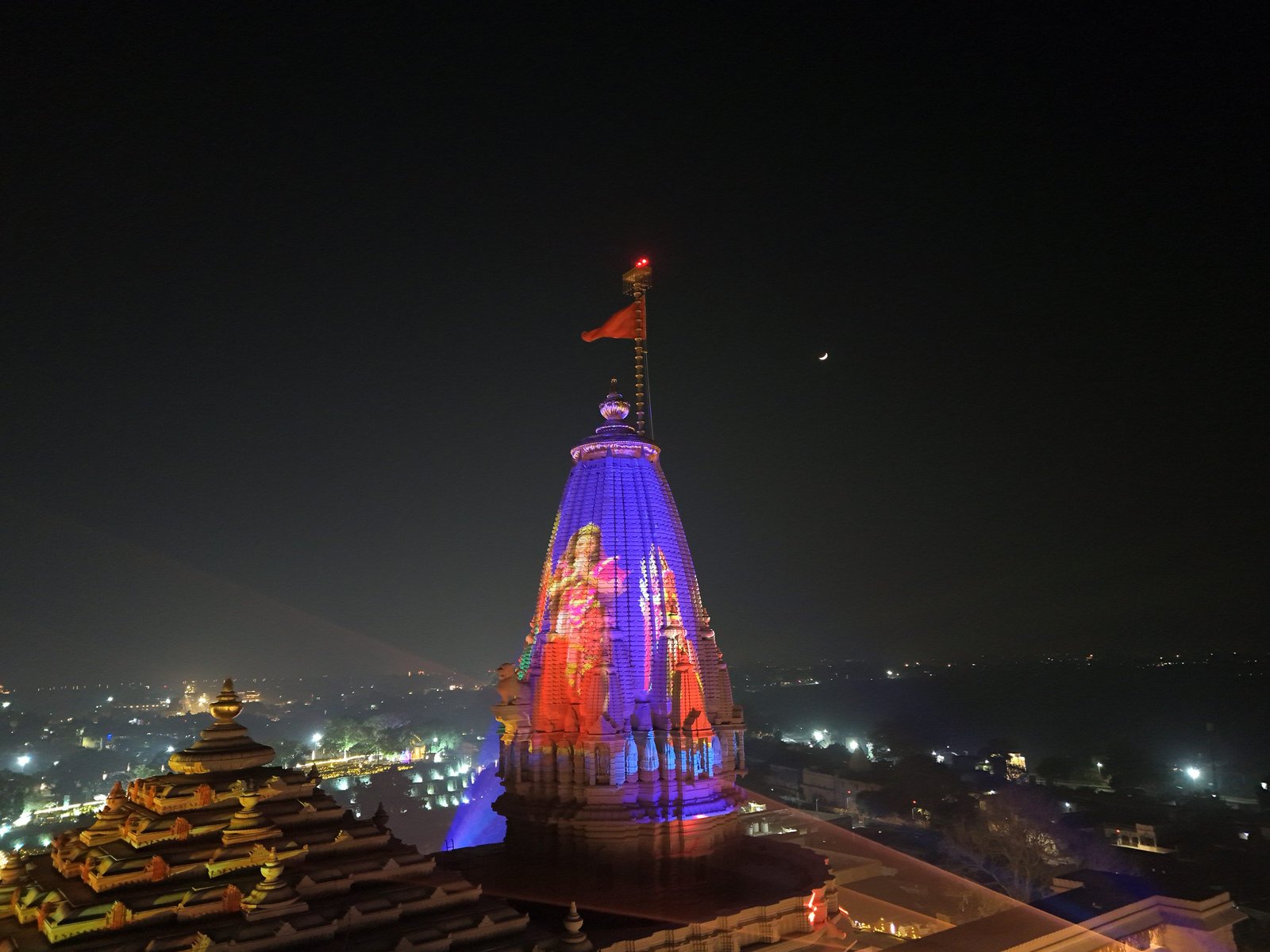 अयोध्या। नवनिर्मित भव्य राम मंदिर में रामलला के दर्शन को श्रद्धालुओं की भारी भीड़ उमड़ पड़ी है। धर्म ध्वजारोहण के तीसरे दिन गुरुवार को सुबह से ही मंदिर परिसर में लंबी कतारें लग गईं। अनुमान है कि दिनभर में करीब डेढ़ लाख भक्तों ने बाल स्वरूप रामलला और मंदिर के शिखर के दर्शन किए। देश-विदेश से आए श्रद्धालुओं के “जय श्री राम” के उद्घोष से रामनगरी गूंज उठी। ठंड के बावजूद भक्ति-उत्साह चरम पर दिखा। मंदिर की भव्य सजावट और प्रकाश व्यवस्था श्रद्धालुओं के आकर्षण का केंद्र बनी रही। सुरक्षा व्यवस्था चाक-चौबंद है और दिव्यांग व बुजुर्गों के लिए विशेष कतार व व्हीलचेयर सुविधा की व्यवस्था की गई है।