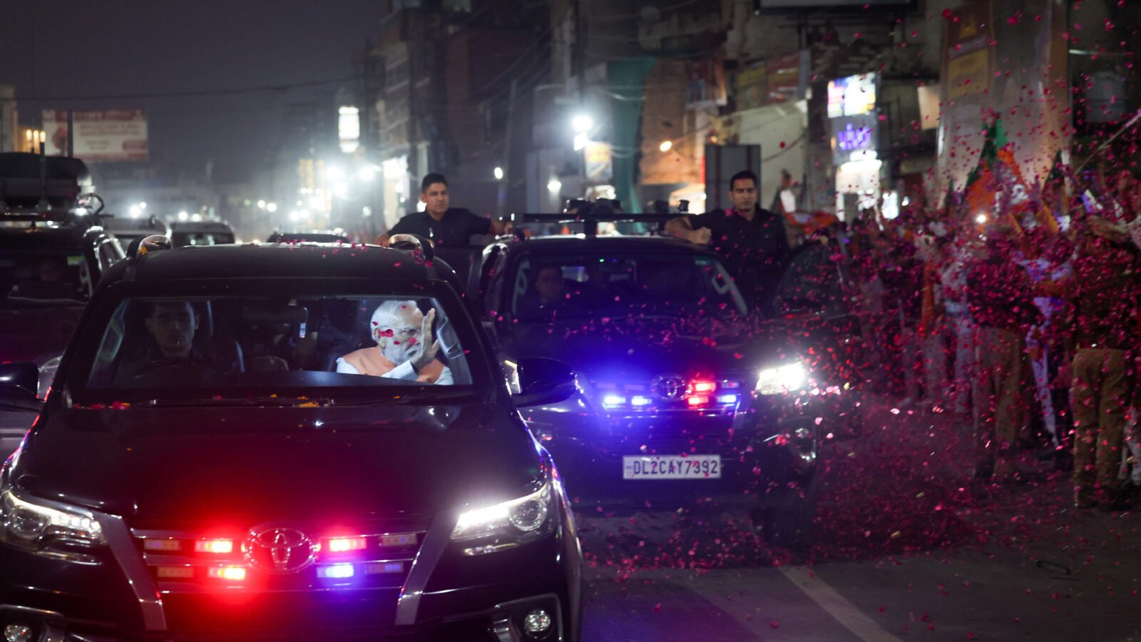 वाराणसी। प्रधानमंत्री नरेंद्र मोदी शुक्रवार शाम दो दिवसीय दौरे पर काशी पहुंचे, जहां मुख्यमंत्री योगी आदित्यनाथ ने उनका भव्य स्वागत किया। पूरे मार्ग पर काशीवासियों ने फूलों की वर्षा और ‘मोदी-मोदी’ के नारों से स्वागत किया। शनिवार को प्रधानमंत्री वाराणसी से देश को 4 नई वंदे भारत एक्सप्रेस ट्रेनों की सौगात देंगे। इनमें वाराणसी-खजुराहो वंदे भारत सबसे प्रमुख है, जो धार्मिक पर्यटन को नई दिशा देगी। यह ट्रेन वाराणसी, प्रयागराज, चित्रकूट और खजुराहो को जोड़ेगी। यात्रा में समय की बचत के साथ आधुनिक सुविधाएं यात्रियों को नए अनुभव प्रदान करेंगी।