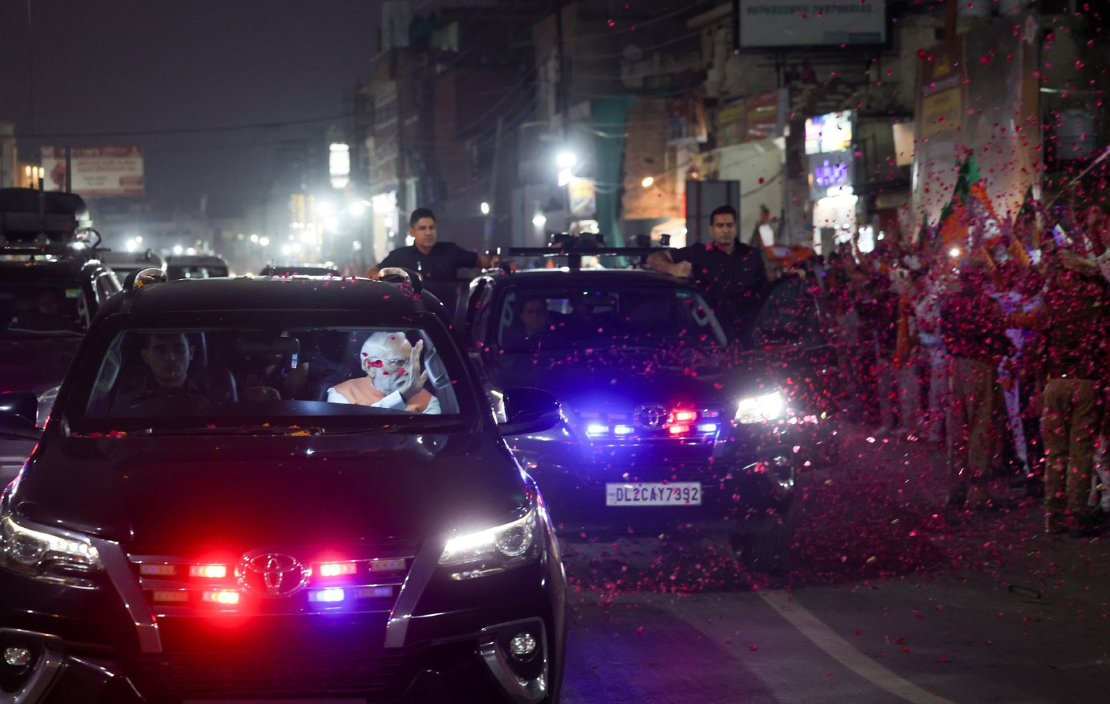वाराणसी। प्रधानमंत्री नरेंद्र मोदी शुक्रवार शाम दो दिवसीय दौरे पर काशी पहुंचे, जहां मुख्यमंत्री योगी आदित्यनाथ ने उनका भव्य स्वागत किया। पूरे मार्ग पर काशीवासियों ने फूलों की वर्षा और ‘मोदी-मोदी’ के नारों से स्वागत किया। शनिवार को प्रधानमंत्री वाराणसी से देश को 4 नई वंदे भारत एक्सप्रेस ट्रेनों की सौगात देंगे। इनमें वाराणसी-खजुराहो वंदे भारत सबसे प्रमुख है, जो धार्मिक पर्यटन को नई दिशा देगी। यह ट्रेन वाराणसी, प्रयागराज, चित्रकूट और खजुराहो को जोड़ेगी। यात्रा में समय की बचत के साथ आधुनिक सुविधाएं यात्रियों को नए अनुभव प्रदान करेंगी।