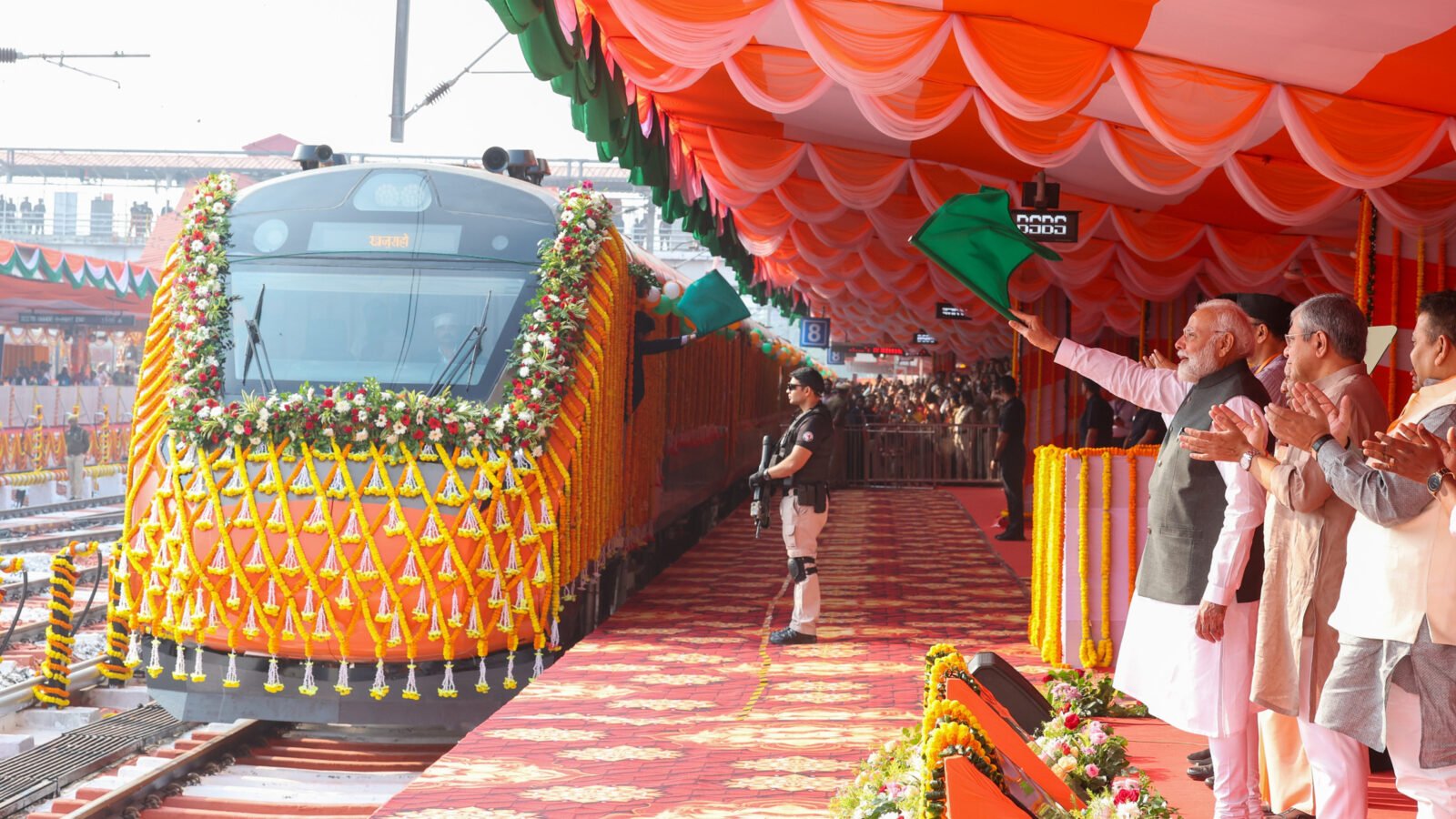 प्रधानमंत्री नरेंद्र मोदी ने वाराणसी से चार नई वंदे भारत एक्सप्रेस ट्रेनों को हरी झंडी दिखाकर भारत के रेल आधुनिकीकरण अभियान को नई गति दी। बनारस-खजुराहो, लखनऊ-सहारनपुर, फिरोजपुर-दिल्ली और एर्नाकुलम-बेंगलुरु मार्गों पर शुरू हुई ये ट्रेनें यात्रियों को तेज़, आरामदायक और विश्वस्तरीय सफर का अनुभव देंगी। इनसे धार्मिक, सांस्कृतिक और आर्थिक केंद्रों के बीच संपर्क मजबूत होगा। प्रधानमंत्री ने कहा कि वंदे भारत “भारतीयों द्वारा, भारतीयों के लिए और भारत में बनी ट्रेन” है, जो आत्मनिर्भर भारत की पहचान है। वाराणसी से विकास की नई धारा शुरू करते हुए मोदी ने तीर्थयात्रा, पर्यटन और स्थानीय रोजगार में आई तेजी को भारत की प्रगति का प्रतीक बताया। उन्होंने कहा कि यह पहल ‘विकसित वाराणसी से विकसित भारत’ के मंत्र को साकार कर रही है।