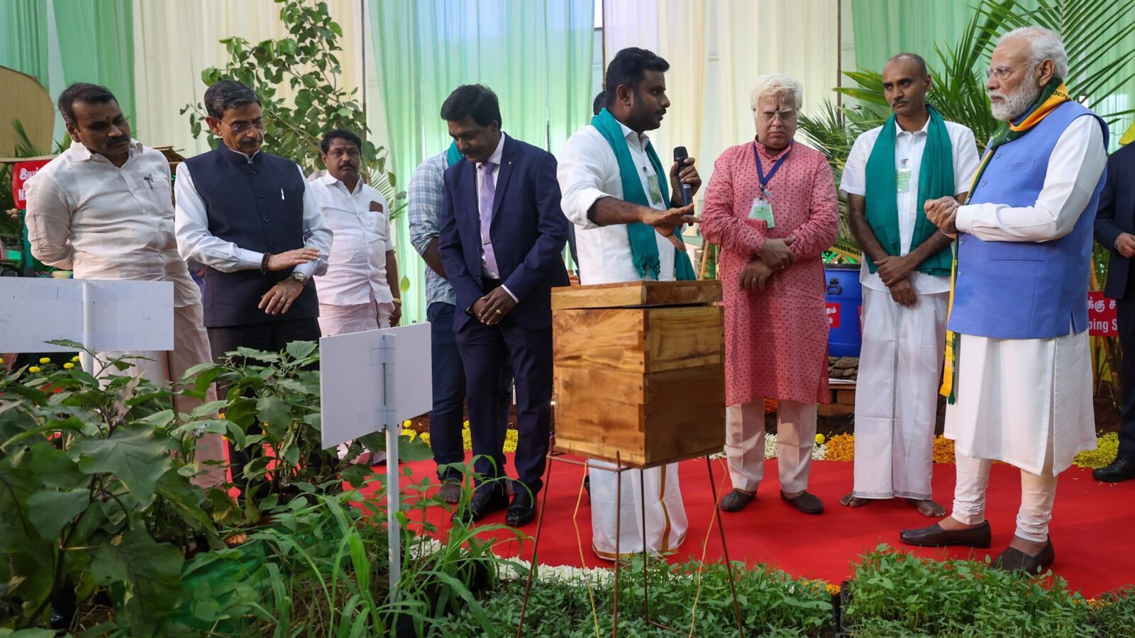 तमिलनाडु के कोयंबटूर में प्रधानमंत्री नरेंद्र मोदी ने साउथ इंडिया नेचुरल फार्मिंग समिट 2025 का उद्घाटन करते हुए प्राकृतिक खेती को 21वीं सदी की जरूरत बताया। उन्होंने कहा कि भारत प्राकृतिक खेती का वैश्विक केंद्र बनने की राह पर है। पीएम-किसान की 21वीं किस्त जारी करते हुए 18,000 करोड़ रुपये किसानों के खातों में ट्रांसफर किए गए। मोदी ने बताया कि जैविक खेती, फसल विविधता और पारंपरिक तकनीकें मिट्टी की सेहत सुधारेंगी और लागत घटाएँगी। उन्होंने किसानों से “एक एकड़, एक सीजन” प्राकृतिक खेती शुरू करने की अपील की। समिट में दक्षिण भारत के कृषि मॉडलों को देश के लिए प्रेरणा बताया गया।