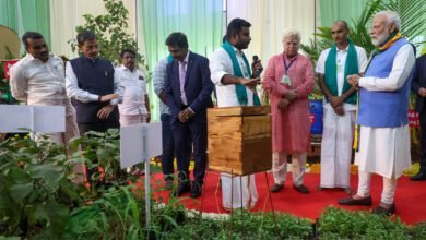 तमिलनाडु के कोयंबटूर में प्रधानमंत्री नरेंद्र मोदी ने साउथ इंडिया नेचुरल फार्मिंग समिट 2025 का उद्घाटन करते हुए प्राकृतिक खेती को 21वीं सदी की जरूरत बताया। उन्होंने कहा कि भारत प्राकृतिक खेती का वैश्विक केंद्र बनने की राह पर है। पीएम-किसान की 21वीं किस्त जारी करते हुए 18,000 करोड़ रुपये किसानों के खातों में ट्रांसफर किए गए। मोदी ने बताया कि जैविक खेती, फसल विविधता और पारंपरिक तकनीकें मिट्टी की सेहत सुधारेंगी और लागत घटाएँगी। उन्होंने किसानों से “एक एकड़, एक सीजन” प्राकृतिक खेती शुरू करने की अपील की। समिट में दक्षिण भारत के कृषि मॉडलों को देश के लिए प्रेरणा बताया गया।