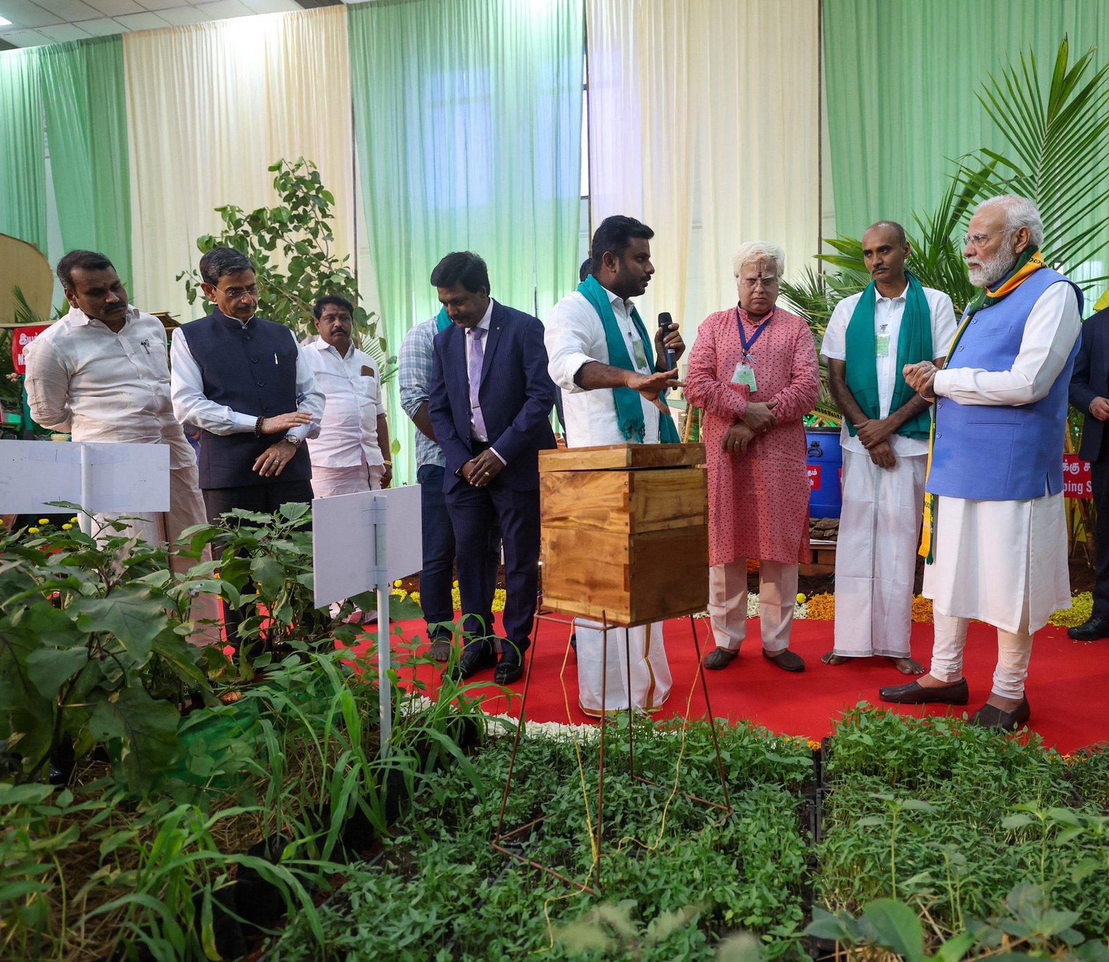 तमिलनाडु के कोयंबटूर में प्रधानमंत्री नरेंद्र मोदी ने साउथ इंडिया नेचुरल फार्मिंग समिट 2025 का उद्घाटन करते हुए प्राकृतिक खेती को 21वीं सदी की जरूरत बताया। उन्होंने कहा कि भारत प्राकृतिक खेती का वैश्विक केंद्र बनने की राह पर है। पीएम-किसान की 21वीं किस्त जारी करते हुए 18,000 करोड़ रुपये किसानों के खातों में ट्रांसफर किए गए। मोदी ने बताया कि जैविक खेती, फसल विविधता और पारंपरिक तकनीकें मिट्टी की सेहत सुधारेंगी और लागत घटाएँगी। उन्होंने किसानों से “एक एकड़, एक सीजन” प्राकृतिक खेती शुरू करने की अपील की। समिट में दक्षिण भारत के कृषि मॉडलों को देश के लिए प्रेरणा बताया गया।