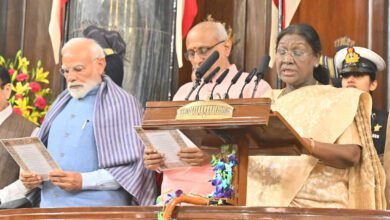 संविधान दिवस के अवसर पर संसद भवन के केंद्रीय कक्ष में राष्ट्र को संबोधित करते हुए राष्ट्रपति द्रौपदी मुर्मु ने कहा कि संविधान हमारी राष्ट्रीय अस्मिता और पहचान का ग्रंथ है, जिसने भारत को लोकतांत्रिक शक्ति के रूप में प्रतिष्ठा प्रदान की है। उन्होंने कहा कि बीते दशक में संसद ने जन-आकांक्षाओं को अभिव्यक्त करते हुए अनेक ऐतिहासिक कार्य किए हैं। ‘नारी शक्ति वंदन अधिनियम’ से महिलाओं के नेतृत्व का नया अध्याय प्रारंभ होगा। राष्ट्रपति ने कहा कि भारत तीसरी सबसे बड़ी अर्थव्यवस्था बनने की ओर तेज़ी से आगे बढ़ रहा है और लगभग 25 करोड़ लोग गरीबी रेखा से ऊपर आए हैं। इस अवसर पर प्रधानमंत्री, उपराष्ट्रपति सहित सभी सांसद उपस्थित रहे।