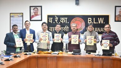 बरेका में आयोजित प्रमुख अधिकारी बैठक में सतर्कता बुलेटिन “प्रबोध” का विमोचन किया गया। महाप्रबंधक सोमेश कुमार ने उत्कृष्ट रचनाओं के लिए डॉ. देवेश कुमार और श्री अंकुर रामपाल को सम्मानित किया। बुलेटिन में सतर्कता अभियान, प्रणाली सुधार और चयनित लेख शामिल हैं, जिसका उद्देश्य रेलकर्मियों में जागरूकता बढ़ाना है।