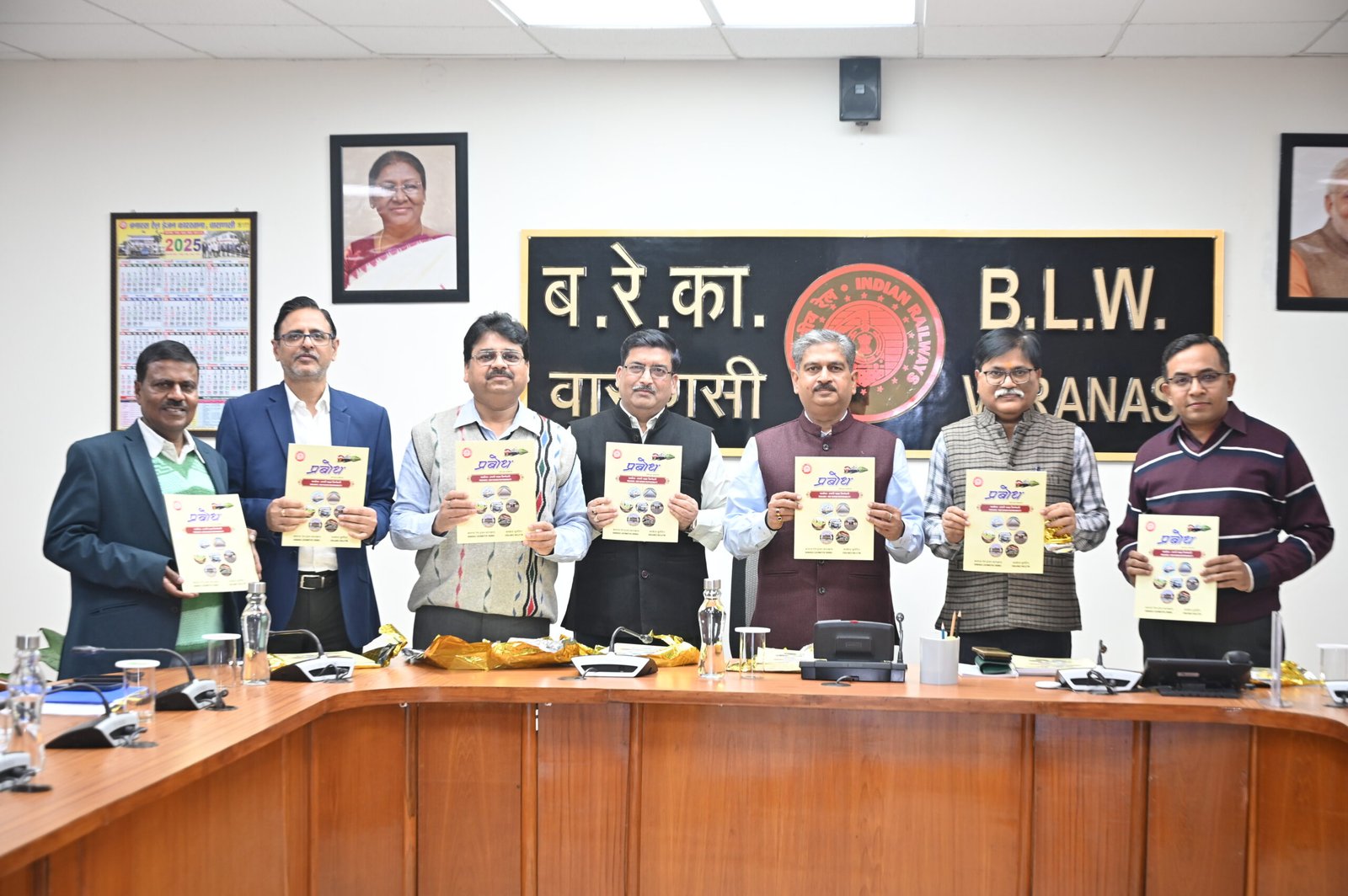 बरेका में आयोजित प्रमुख अधिकारी बैठक में सतर्कता बुलेटिन “प्रबोध” का विमोचन किया गया। महाप्रबंधक सोमेश कुमार ने उत्कृष्ट रचनाओं के लिए डॉ. देवेश कुमार और श्री अंकुर रामपाल को सम्मानित किया। बुलेटिन में सतर्कता अभियान, प्रणाली सुधार और चयनित लेख शामिल हैं, जिसका उद्देश्य रेलकर्मियों में जागरूकता बढ़ाना है।