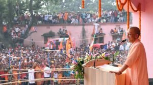 बिहार विधानसभा चुनाव के पहले चरण के प्रचार के अंतिम दिन समस्तीपुर के मोहिउद्दीननगर में मुख्यमंत्री योगी आदित्यनाथ ने विपक्ष पर जमकर निशाना साधा। उन्होंने कहा कि आरजेडी-कांग्रेस ने बिहार को जंगलराज में बदल दिया और गरीबों के हक पर डकैती डाली। योगी ने कहा कि यूपी की तरह बिहार में भी अब माफिया पर बुलडोजर चलेगा और विकास की गंगा बहेगी। उन्होंने कहा कि प्रधानमंत्री मोदी के नेतृत्व में एनडीए सरकार ने गरीबों, महिलाओं और युवाओं के जीवन में सकारात्मक बदलाव लाया है। जनता से एनडीए प्रत्याशी राजेश कुमार सिंह को भारी मतों से जिताने की अपील की।