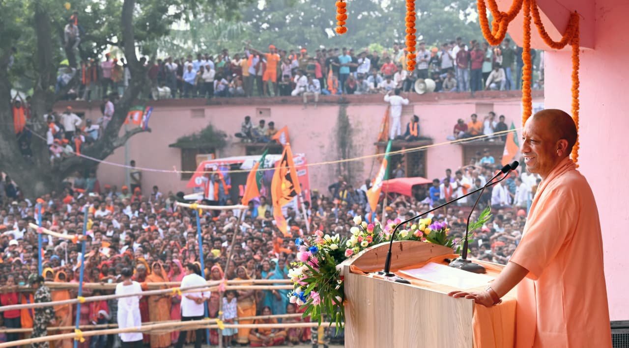 बिहार विधानसभा चुनाव के पहले चरण के प्रचार के अंतिम दिन समस्तीपुर के मोहिउद्दीननगर में मुख्यमंत्री योगी आदित्यनाथ ने विपक्ष पर जमकर निशाना साधा। उन्होंने कहा कि आरजेडी-कांग्रेस ने बिहार को जंगलराज में बदल दिया और गरीबों के हक पर डकैती डाली। योगी ने कहा कि यूपी की तरह बिहार में भी अब माफिया पर बुलडोजर चलेगा और विकास की गंगा बहेगी। उन्होंने कहा कि प्रधानमंत्री मोदी के नेतृत्व में एनडीए सरकार ने गरीबों, महिलाओं और युवाओं के जीवन में सकारात्मक बदलाव लाया है। जनता से एनडीए प्रत्याशी राजेश कुमार सिंह को भारी मतों से जिताने की अपील की।