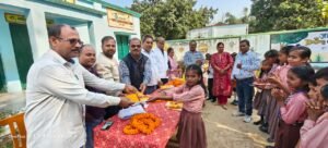 देवरिया के भलुअनी स्थित प्राथमिक विद्यालय चकरा भार्गव में बाल दिवस बड़े उत्साह से मनाया गया। बच्चों ने नृत्य, गीत और सांस्कृतिक कार्यक्रमों से सबका मन मोह लिया। मुख्य अतिथि विनोद कुमार मिश्र और विशिष्ट अतिथि डॉ. लोकेंद्र मानसिंह ने पंडित जवाहरलाल नेहरू के योगदान और बाल दिवस के महत्व पर प्रकाश डाला। अतिथियों द्वारा नेहरू जी के चित्र पर माल्यार्पण कर कार्यक्रम की शुरुआत की गई। उत्कृष्ट प्रदर्शन करने वाले छात्रों को पुरस्कार देकर सम्मानित किया गया। कार्यक्रम की अध्यक्षता प्रधानाध्यापक कृष्ण कुमार सिंह ने की तथा संचालन शिक्षक दुर्गेश कांदू ने किया।