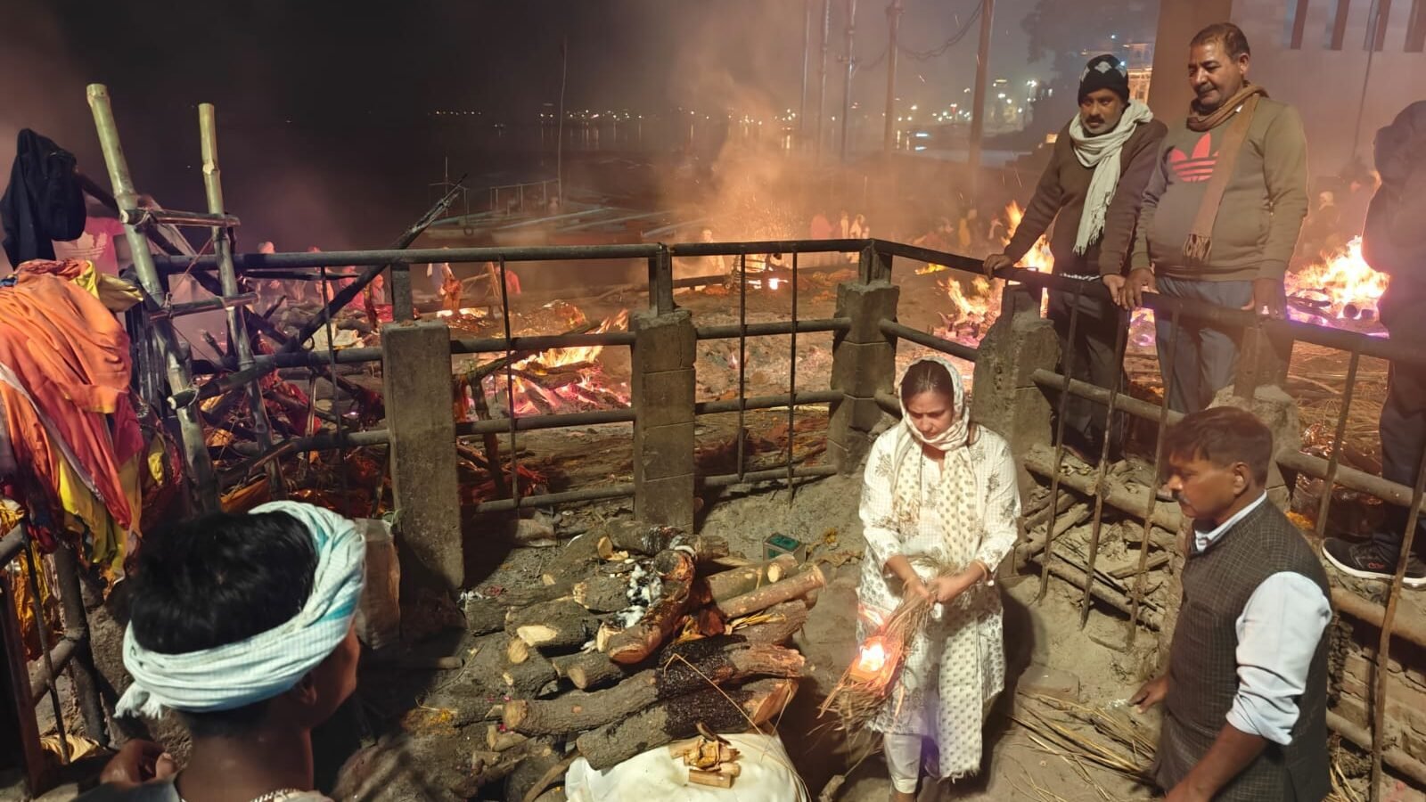 #VaranasiNews #ManikarnikaGhat #RakeshKumarAgrawal #PujaGupta #EmotionalStory #DaughterLove #LastRites #IndianTradition #BreakingStereotypes #ViralNews #BanarasTimes