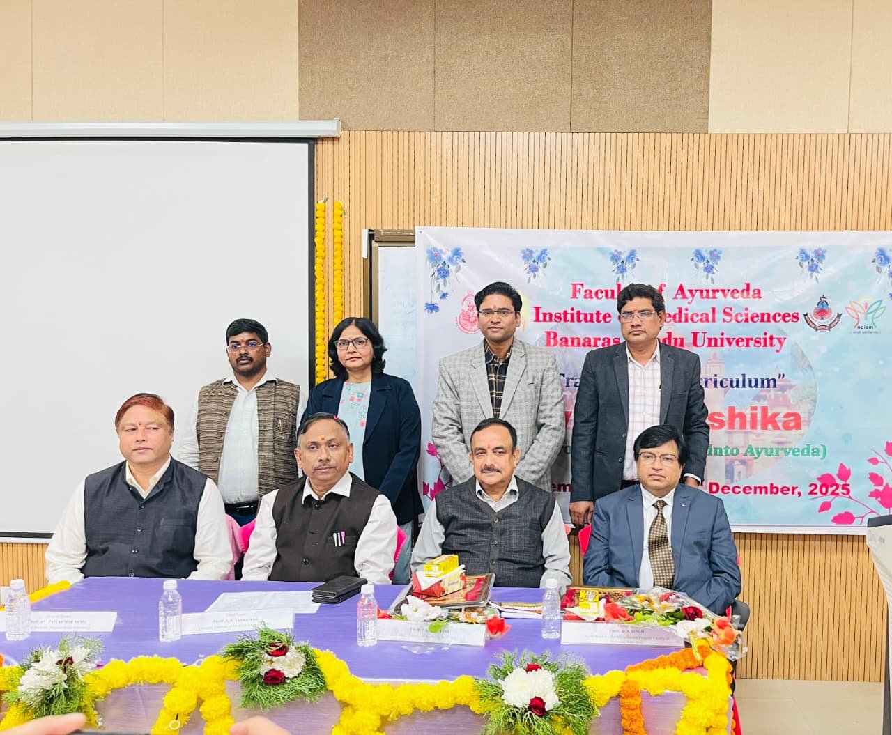 काशी हिंदू विश्वविद्यालय के आयुर्वेद संकाय में ‘आयुरप्रवेशिका 2025’ का शुभारंभ हुआ। 15 दिवसीय ट्रांजिशनल करिकुलम में छात्रों को आयुर्वेद की अवधारणाओं, विश्वविद्यालय की परंपरा, शोध, जनस्वास्थ्य और कौशल विकास से परिचित कराया जाएगा। कार्यक्रम में मुख्य अतिथियों ने अनुशासन, करुणा और अध्ययनशीलता को छात्र जीवन की आधारशिला बताया।