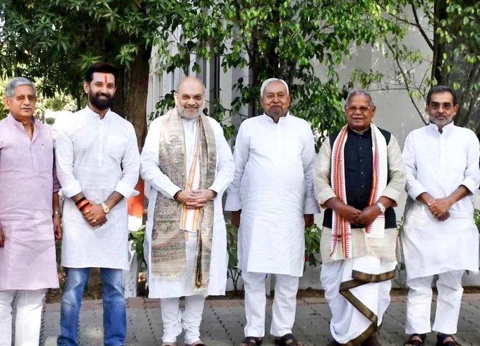 बिहार विधानसभा चुनाव 2025 के नतीजों ने साफ संदेश दे दिया कि जनता अब अराजकतावादी, जातिवादी और विभाजनकारी राजनीति से तंग आ चुकी है। NDA को प्रचंड बहुमत देकर मतदाताओं ने विकास, सुशासन और राष्ट्रीय एकता को प्राथमिकता दी है। RJD, कांग्रेस, SP, TMC जैसे दलों की उग्र बयानबाजी, जातिगत ध्रुवीकरण और EVM पर संदेह फैलाने की कोशिशों को बिहार की जनता ने खारिज कर दिया। यह परिणाम ममता बनर्जी, अखिलेश यादव और एमके स्टालिन जैसे नेताओं के लिए भी चेतावनी है कि जनता अब केवल वादों से नहीं, कार्यों और स्थिरता से प्रभावित होती है। मुस्लिम और यादव समाज को भी पहचान की राजनीति से ऊपर उठकर लोकतांत्रिक भागीदारी पर ध्यान देना होगा। यह चुनाव परिणाम भारतीय लोकतंत्र में समावेशी विकास की दिशा में मील का पत्थर है।