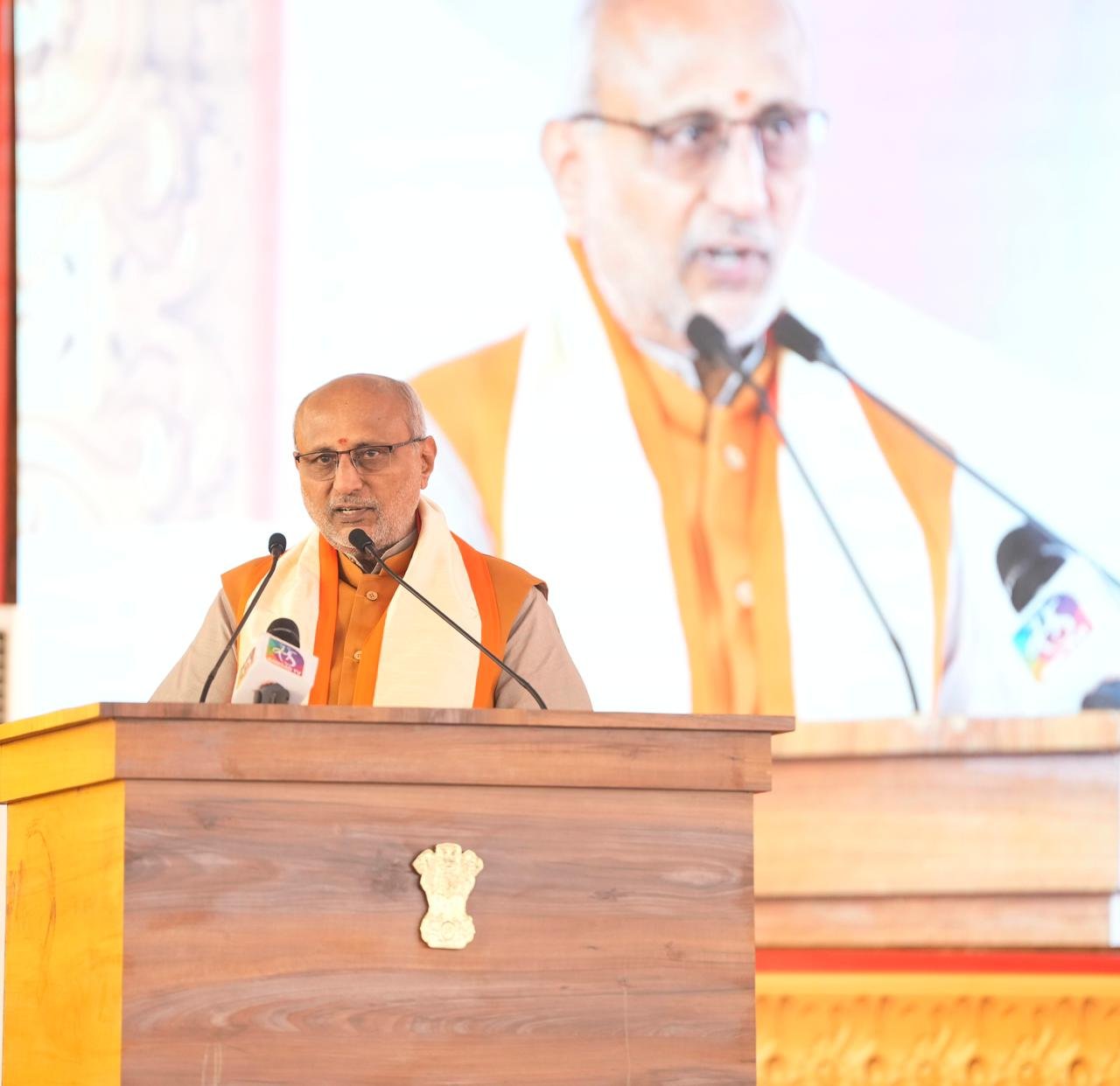 भारत के उपराष्ट्रपति सी. पी. राधाकृष्णन ने मैसूर के जेएसएस उच्च शिक्षा एवं अनुसंधान अकादमी के दीक्षांत समारोह में छात्रों से कहा कि “निरंतर मेहनत और आत्मअनुशासन सफलता की सच्ची कुंजी हैं।” उन्होंने स्वामी विवेकानंद के संदेश “उठो, जागो और लक्ष्य प्राप्ति तक मत रुको” को जीवन का मार्गदर्शक बनाने की प्रेरणा दी। उपराष्ट्रपति ने सोशल मीडिया के विवेकपूर्ण उपयोग, माता-पिता के सम्मान और ज्ञान को असली संपत्ति बताया।श्रवणबेलगोला में आचार्य श्री शांतिसागर महाराज जी की शताब्दी यात्रा समारोह में भाग लेते हुए उन्होंने कहा कि यह आयोजन भारतीय आध्यात्मिकता की ज्योति को पुनः प्रज्ज्वलित करता है। उन्होंने जैन दर्शन की अहिंसा, अपरिग्रह और करुणा की भावना को आज के समय में अत्यंत प्रासंगिक बताया और युवाओं से विकसित भारत 2047 के निर्माण में योगदान देने का आह्वान किया।