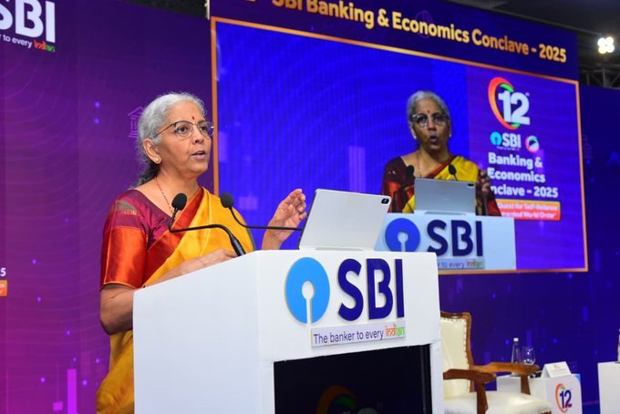 मुंबई में आयोजित 12वें एसबीआई बैंकिंग एवं आर्थिक सम्मेलन 2025 में वित्त मंत्री निर्मला सीतारमण ने कहा कि तेजी से बदलती दुनिया में भारत को एकजुट होकर आगे बढ़ना होगा। उन्होंने कहा कि “सबका प्रयास” केवल एक नारा नहीं, बल्कि निरंतर विकास की कुंजी है। आत्मनिर्भर भारत के लिए उन्होंने आर्थिक, सामाजिक, तकनीकी, रणनीतिक और ऊर्जा आत्मनिर्भरता के पांच आयामों पर बल दिया। वित्त मंत्री ने आह्वान किया कि 2047 तक आत्मनिर्भर और विकसित भारत के लक्ष्य को हासिल करने के लिए सरकार, उद्योग और नागरिकों को सामूहिक रूप से कार्य करना होगा।